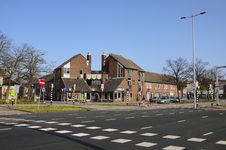 900177 Gezicht op de hoek van de P.A. de Genestetstraat (links) en de J.J.A. Goeverneurstraat (rechts) te Utrecht, ...